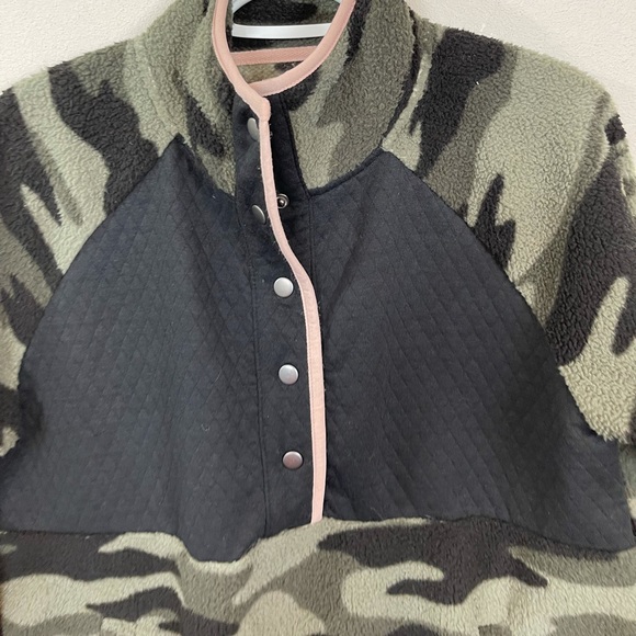 🥑5/$25 Maurices camo Sherpa pullover NWT sz M - Picture 2 of 5